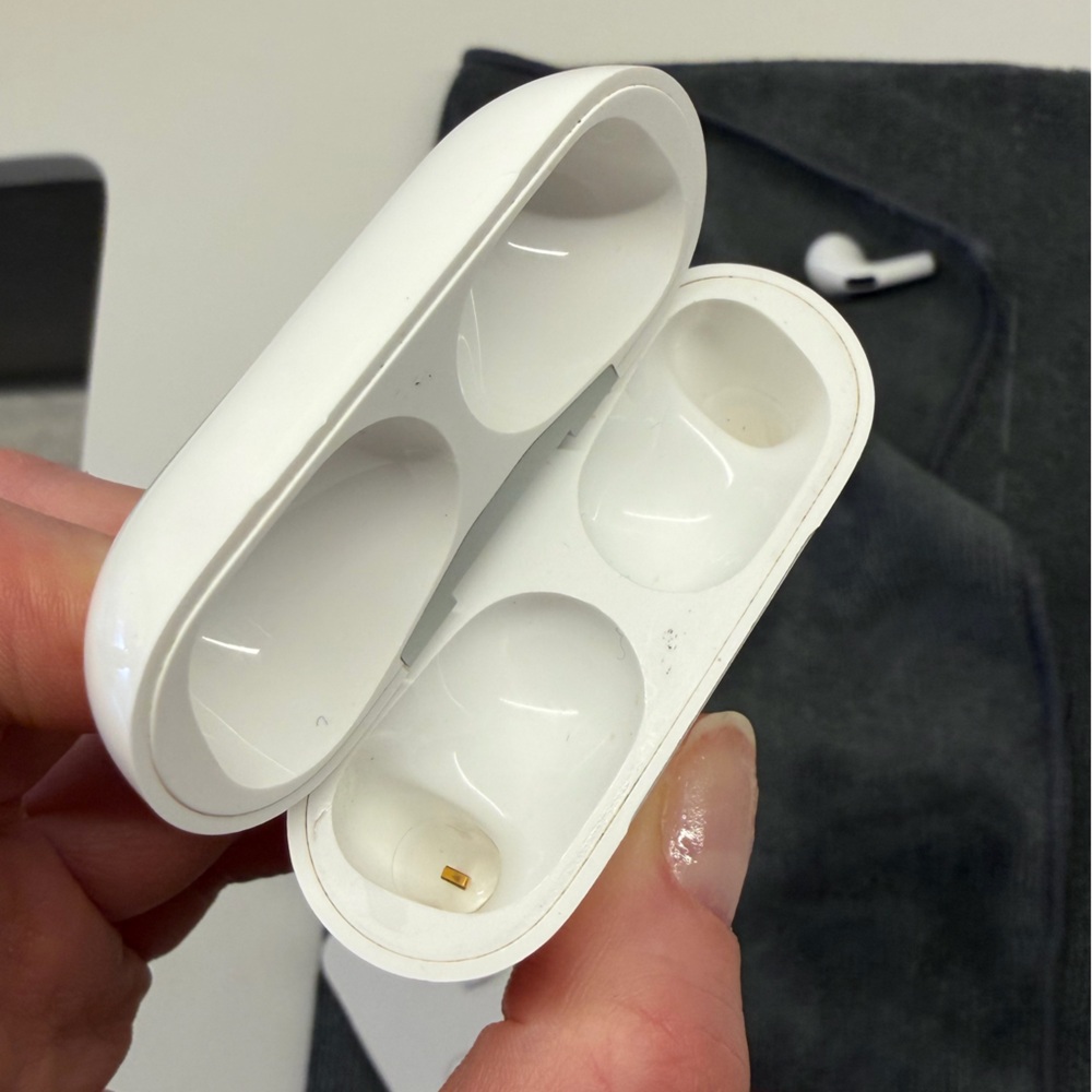 AirPod Pros 1st Gen - Wireless Earbuds with Case - Picture 11 of 14